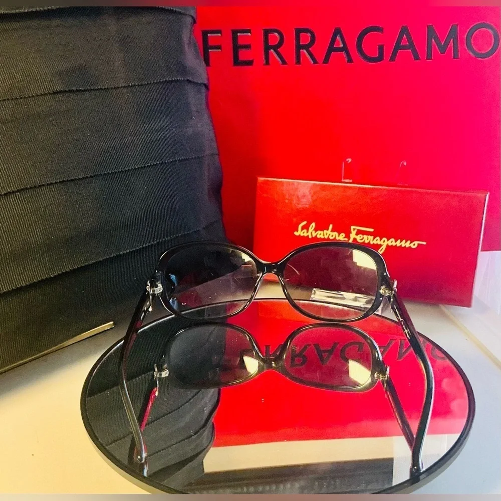 SALVATORE FERRAGAMO SUNGLASSES BLACK OVAL